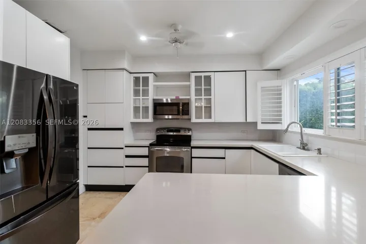 Large Gourmet Kitchen Bathed in SUnlight
