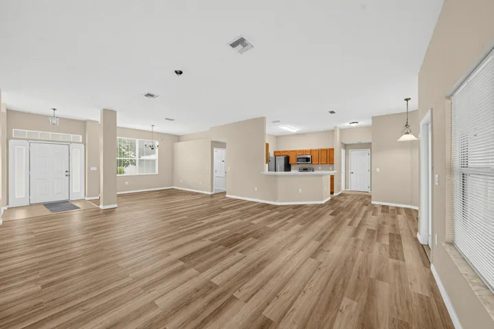 12_2019_Wanda_Ave_N-Living_room-2571