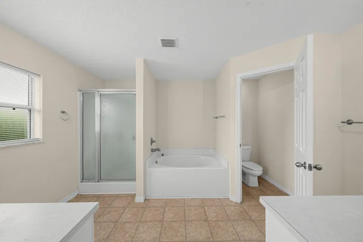31_2019_Wanda_Ave_N-Bathroom-2584