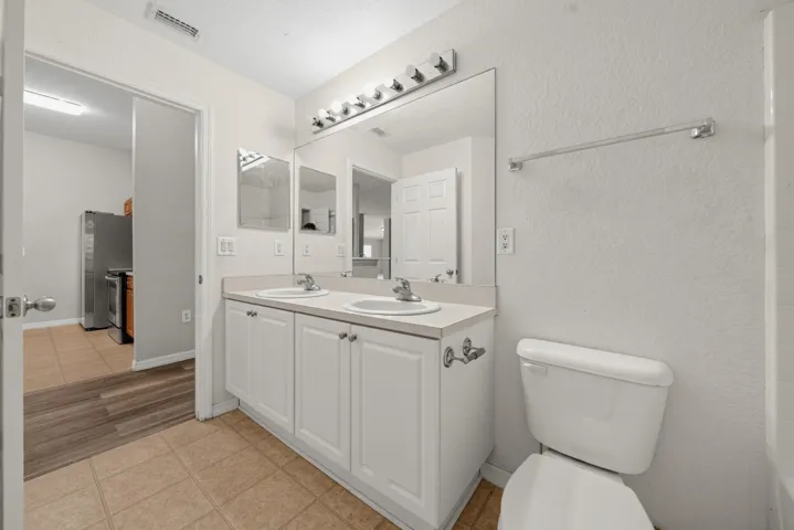 32_2019_Wanda_Ave_N-Bathroom-2577