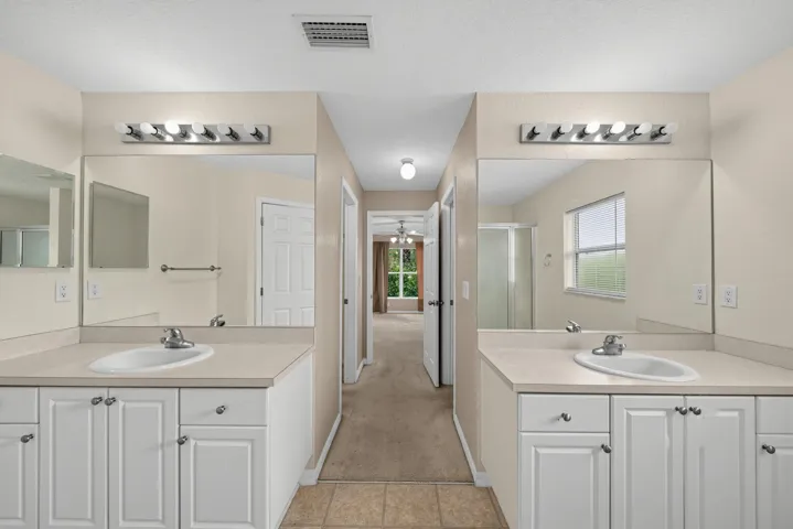28_2019_Wanda_Ave_N-Bathroom-2587