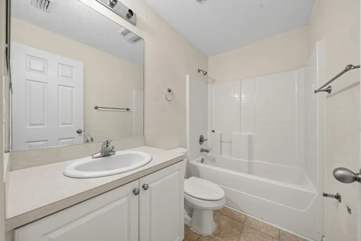 27_2019_Wanda_Ave_N-Bathroom-2591