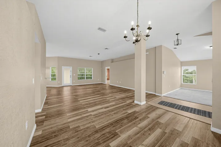 18_2019_Wanda_Ave_N-Dining_room-2568