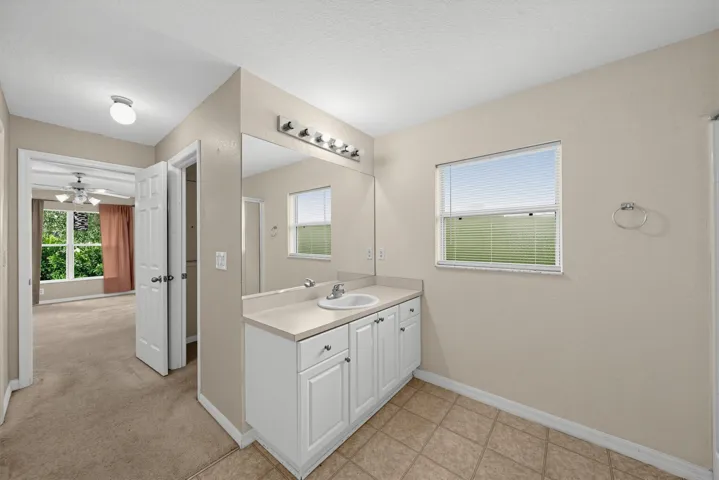 30_2019_Wanda_Ave_N-Bathroom-2585