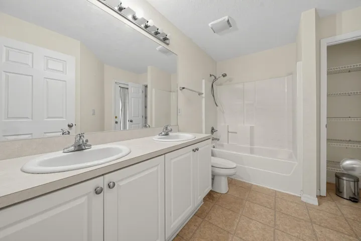 33_2019_Wanda_Ave_N-Bathroom-2576