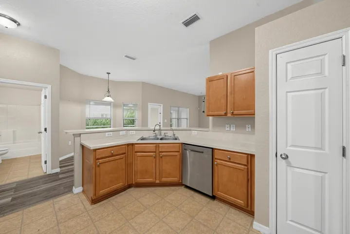 16_2019_Wanda_Ave_N-Kitchen-2574