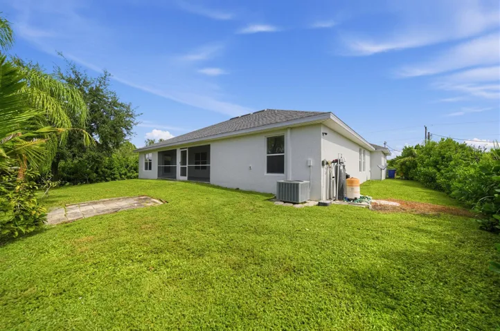 01_2019_Wanda_Ave_N-Exterior-2595
