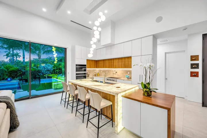 215 NE 28TH CT--30 (1)
