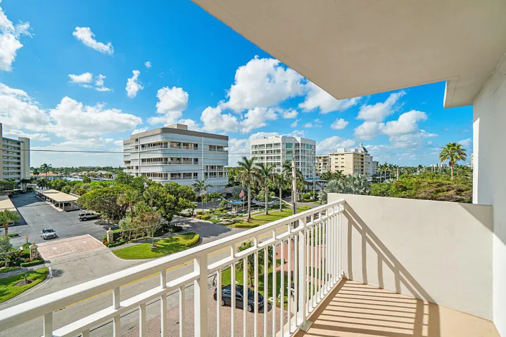 PARTIAL INTRACOASTAL VIEWS
