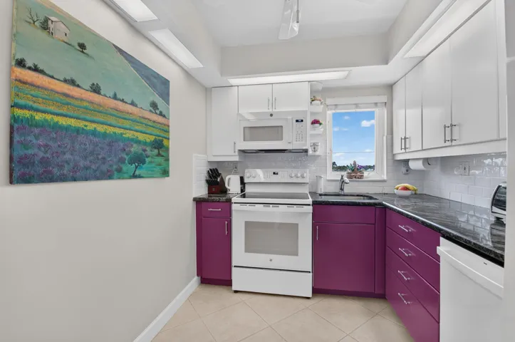 SUNNY AND BRIGHT KITCHEN