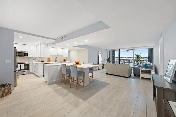 Kitchen & Dining