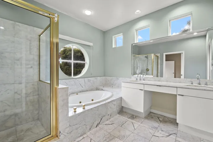 Main Bathroom 2