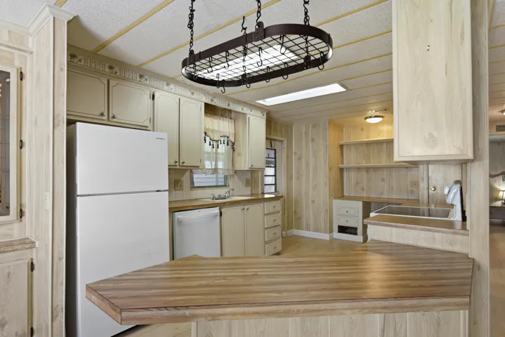 Kitchen with peninsula