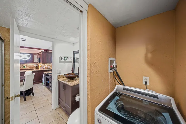 9 Laundry Closet (2)