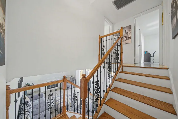 21 Stairwell (3)