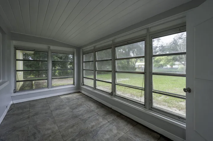 36-web-or-mls-5136_Front Porch-2
