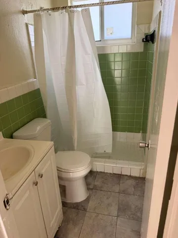 529 NW 8 AVE BATHROOM