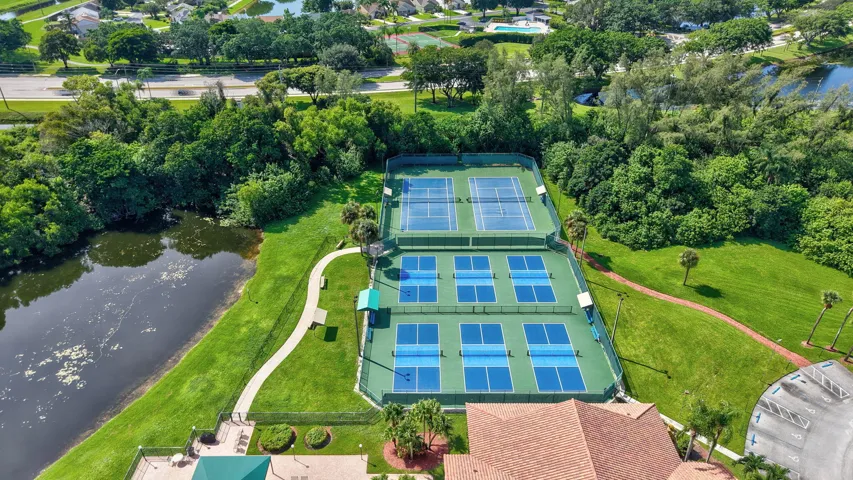 Clubhouse w Courts
