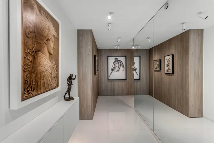 FOYER_LOOKING_IN_STRAIGHT_EB