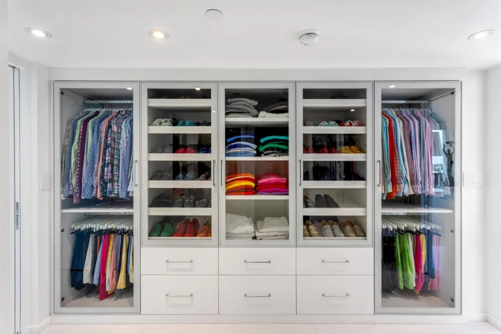 WALK_IN_CLOSET_STRAIGHT_EB