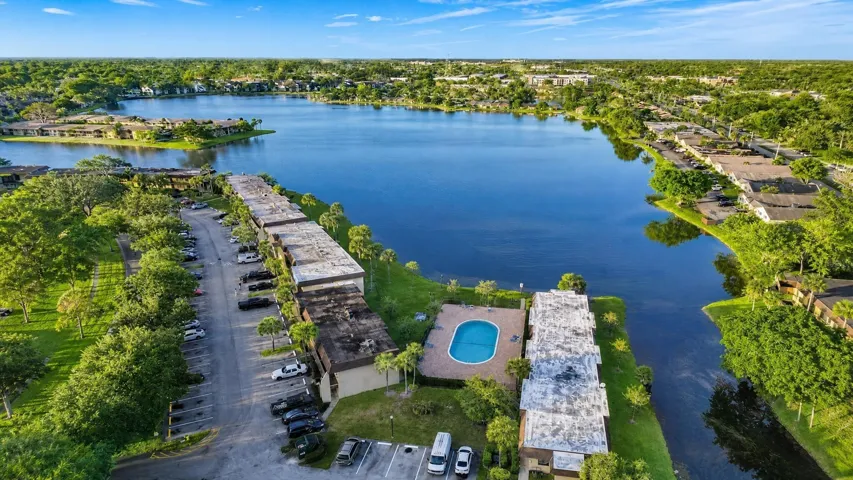 02_416_Lakeside_Dr_Exterior_Front_16x9
