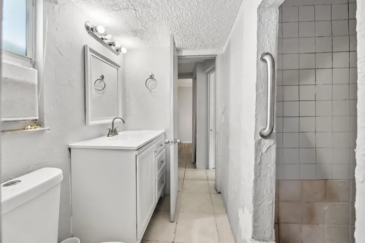 11 Bathroom 01