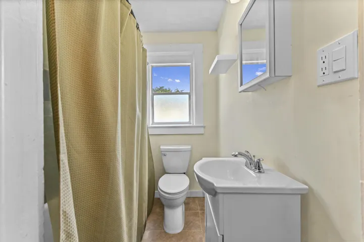 18 Bathroom 01