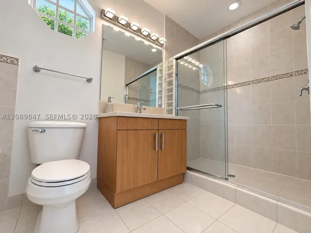 MASTER BATHROOM 1 (2ND FLOOR)