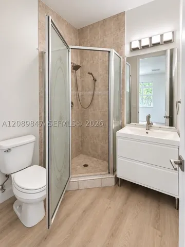 BATHROOM 2 (1ST FLOOR)