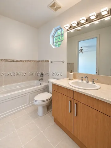 MASTER BATHROOM 1 (2ND FLOOR)