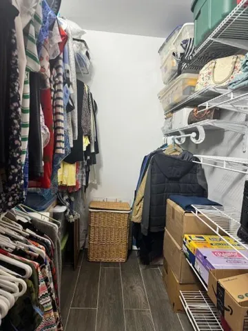 WALKING CLOSET