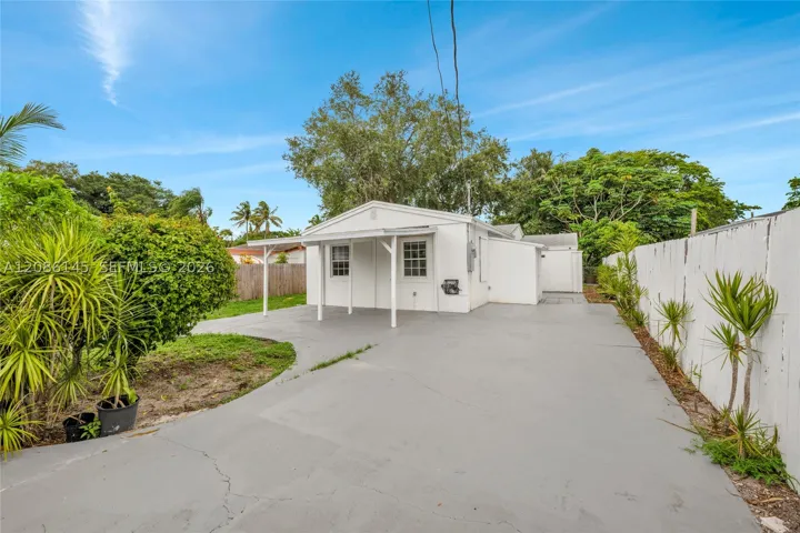 Large driveway with abundant parking