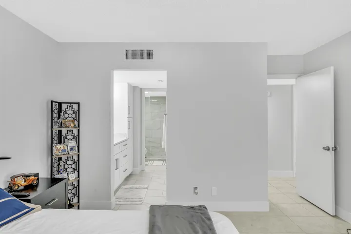 14 Primary Bedroom (5)