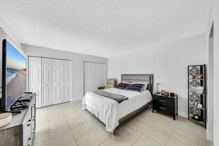 14 Primary Bedroom (1)