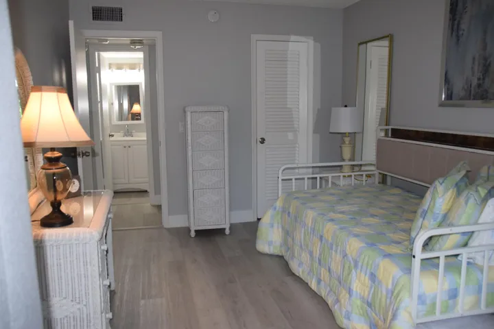 Secondary Bedroom w/ daybed and trundle