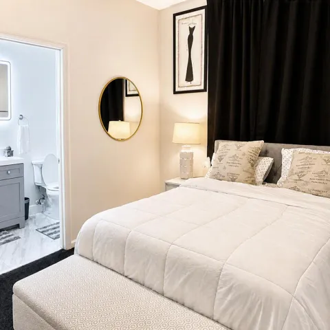 Bedroom w/Private Bathroom 2