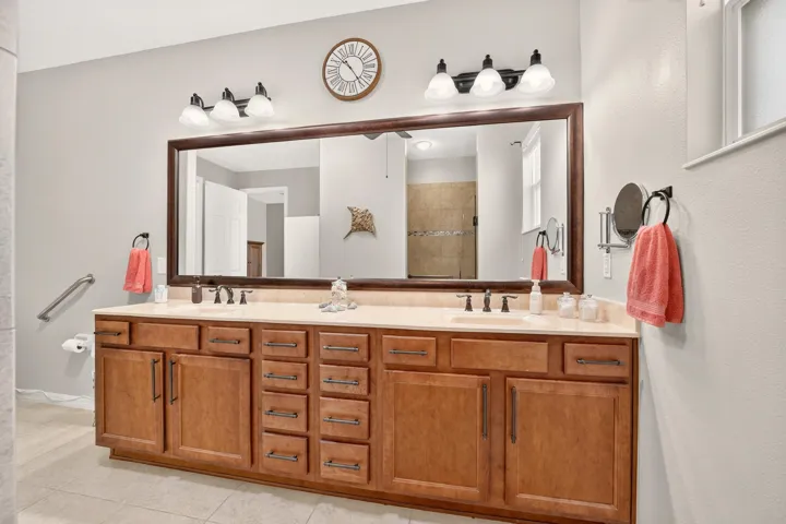 Master Bathroom - 2 Sinks