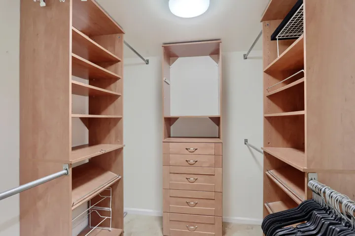 WALK IN CLOSET