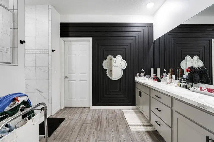 Spacious Bathroom with Modern Finishes