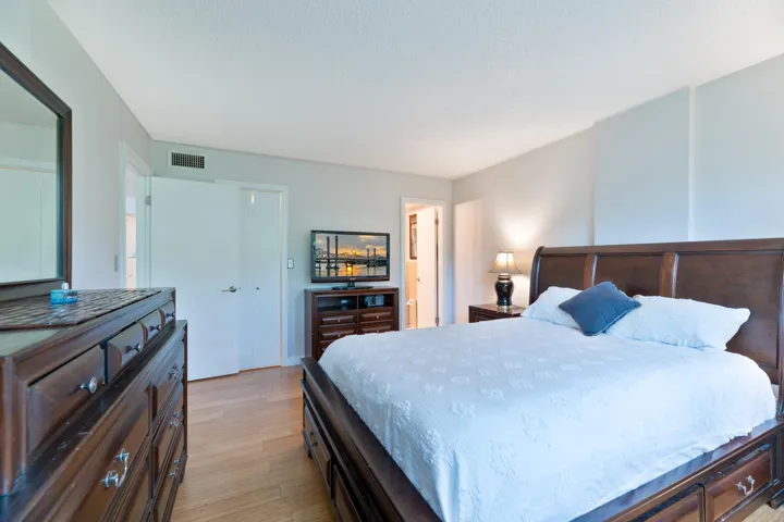 20260911 - 101 Royal Park Dr 1C - MR-17