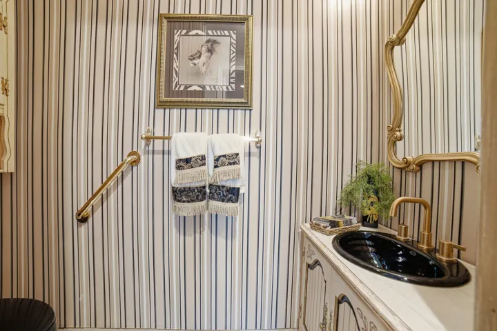 48-Guest Bathroom