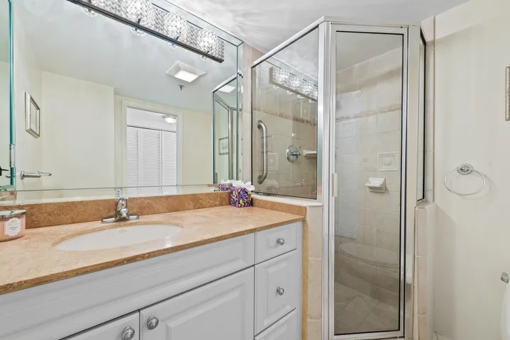 Guest ensuite bath