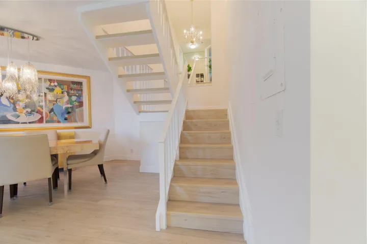STAIRCASE TO THE 2ND LEVEL