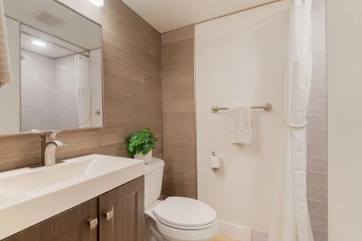 MAIN FLOOR FULL BATHROOM