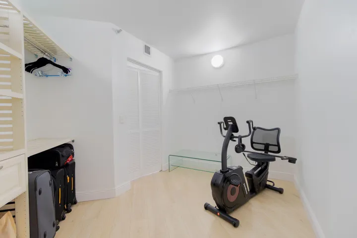 HUGE CLOSETS