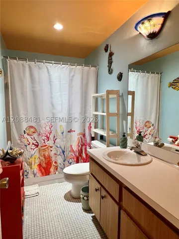 2nd Bathroom
