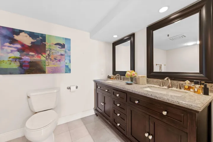18 Bathroom 02