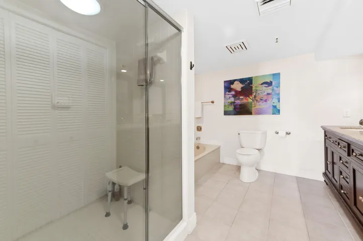 17 Bathroom 01