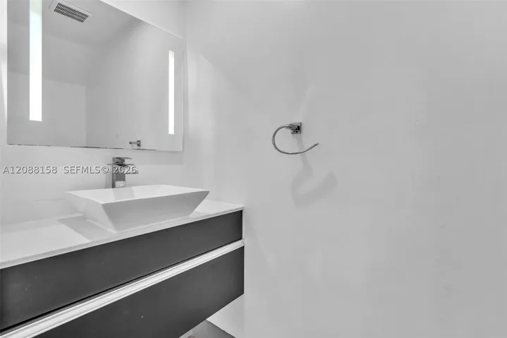 Half bathroom first floor