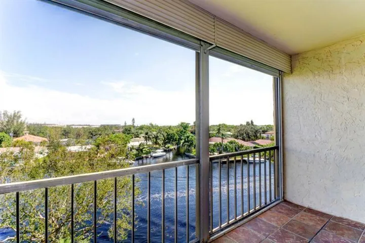14 Royal palm balcony